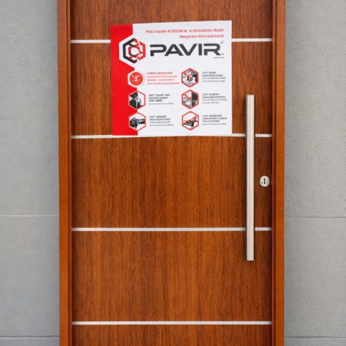 Puerta PAVIR Simil Madera Roble – Línea Lisa con Aplique | Diseño Premium y Alta Resistencia
